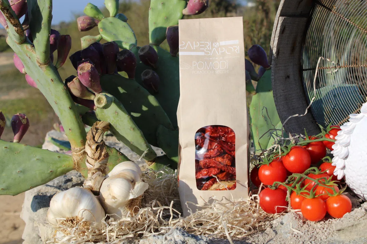 Pomodori Secchi Salentini - Essiccati al Sole - 100% Naturali e Senza Conservanti - Ideali per Cucina Mediterranea - Confezione da 1kg