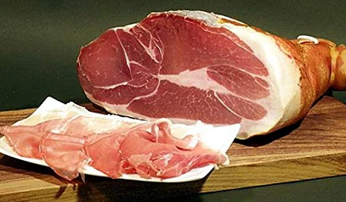 Prosciutto crudo di suino disossato. 1 kg. Prodotto in Sardegna dal salumificio di Paolo Lilliu, Ussaramanna, Marmilla
