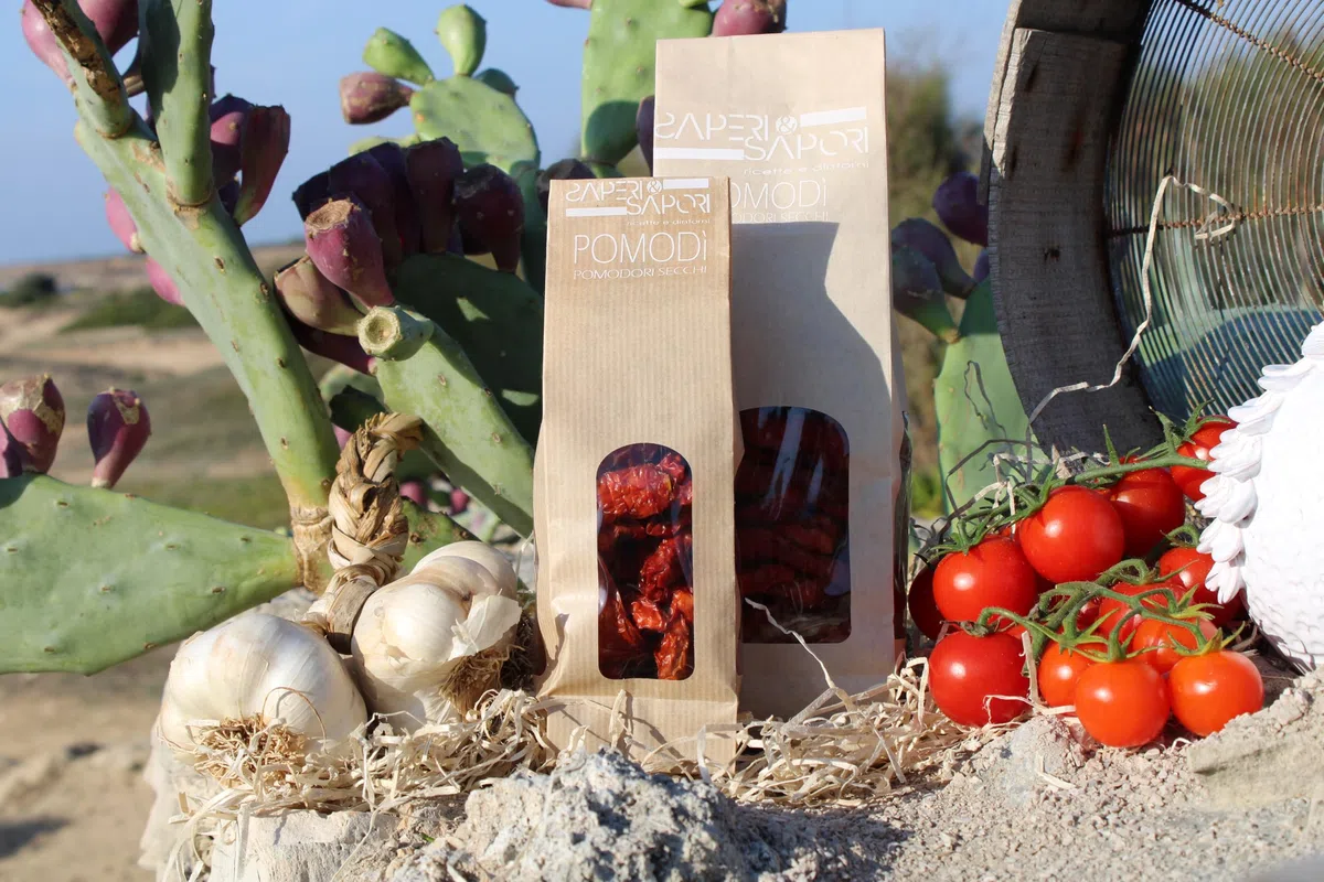 Pomodori Secchi Salentini - Essiccati al Sole - 100% Naturali e Senza Conservanti - Ideali per Cucina Mediterranea - Confezione da 1kg