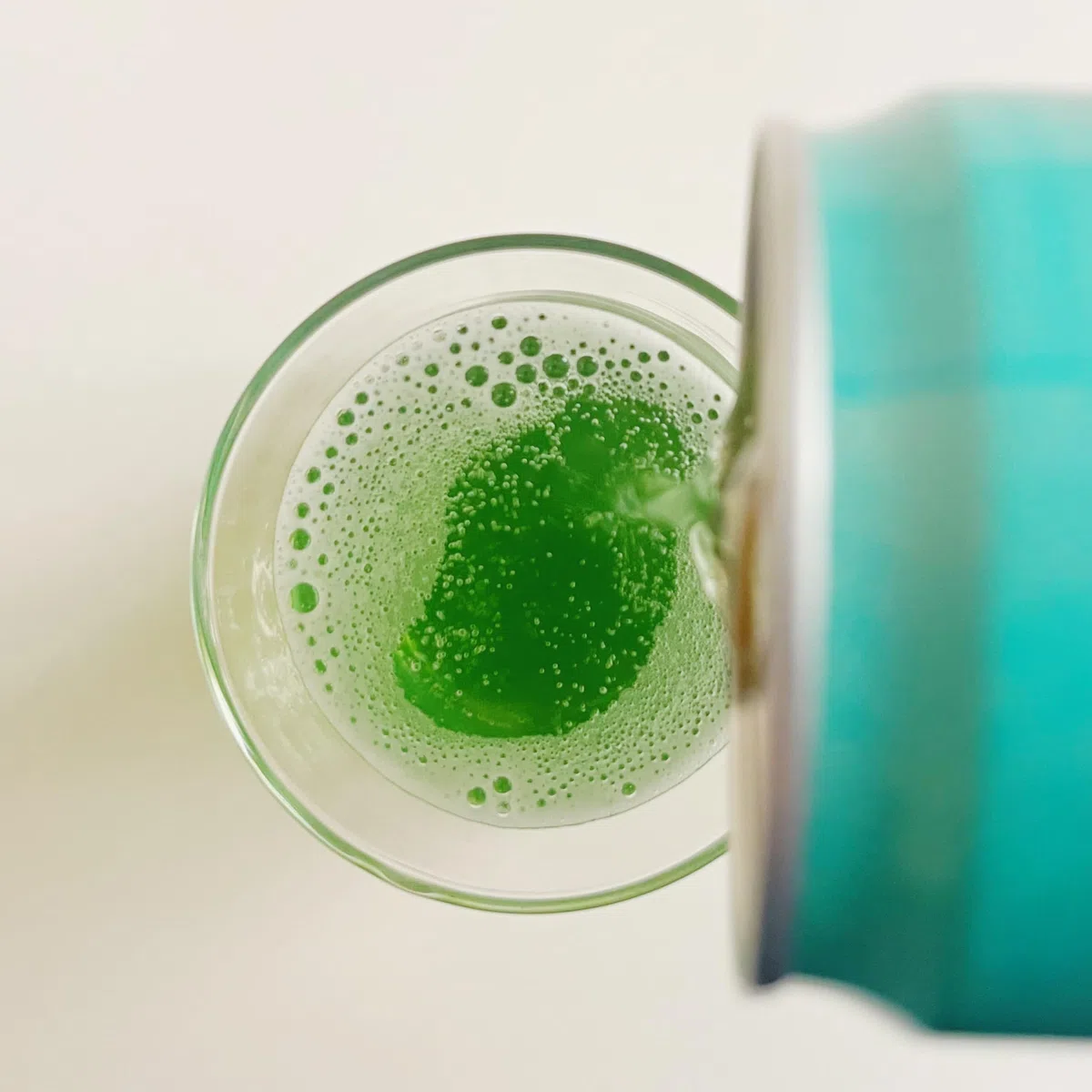 Dhaze: chill drink analcolico confezione da 24 lattine da 0,33l con estratto di semi di canapa