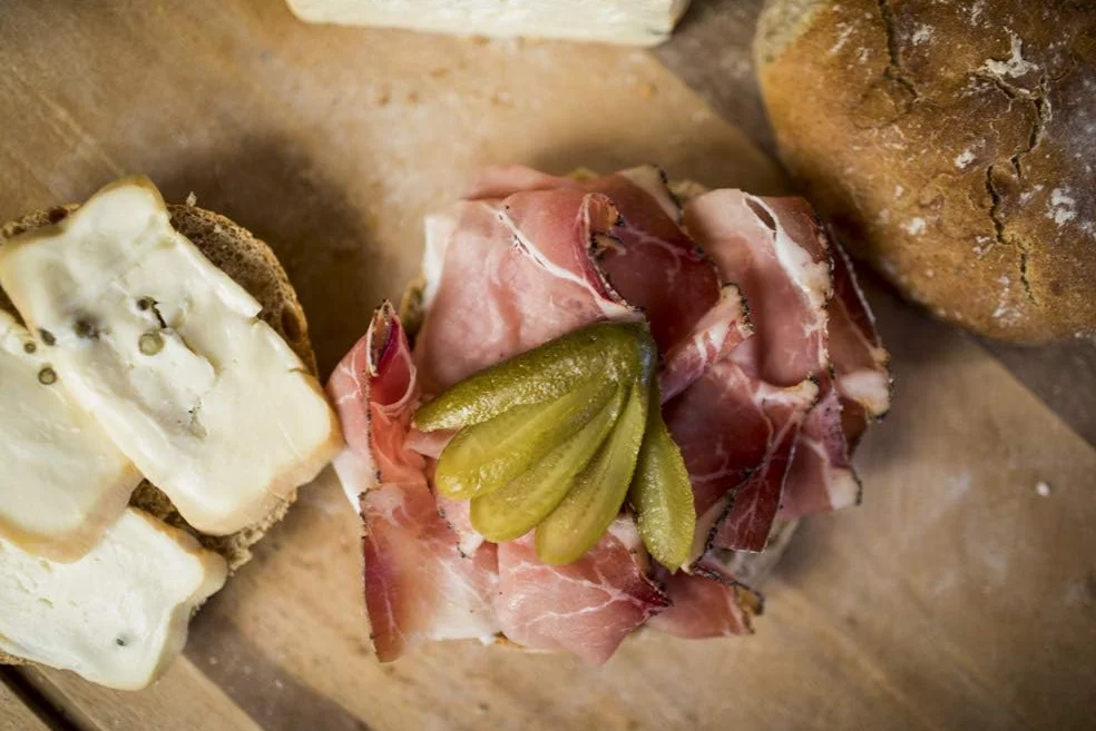 GUSTOS - Speck Alto Adige IGP , squadrato intero - 4,5 KG. Affumicato Stagionato e Sottovuoto, Per i veri amanti dello Speck che non vogliono restarne mai senza