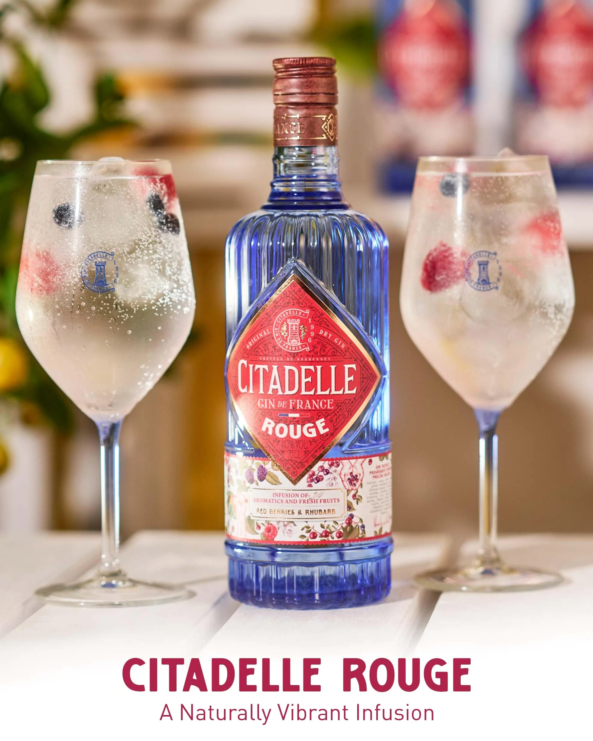 Citadelle, Gin Rouge, 700ml, Ideale per Gin Tonic Fruttato, Note di Frutti Rossi, Dolci e Piccanti, 24 Botaniche, Gin Artigianale Francese Distillato in Alambicco Tradizionale, Idea Regalo, 41,7% Vol.