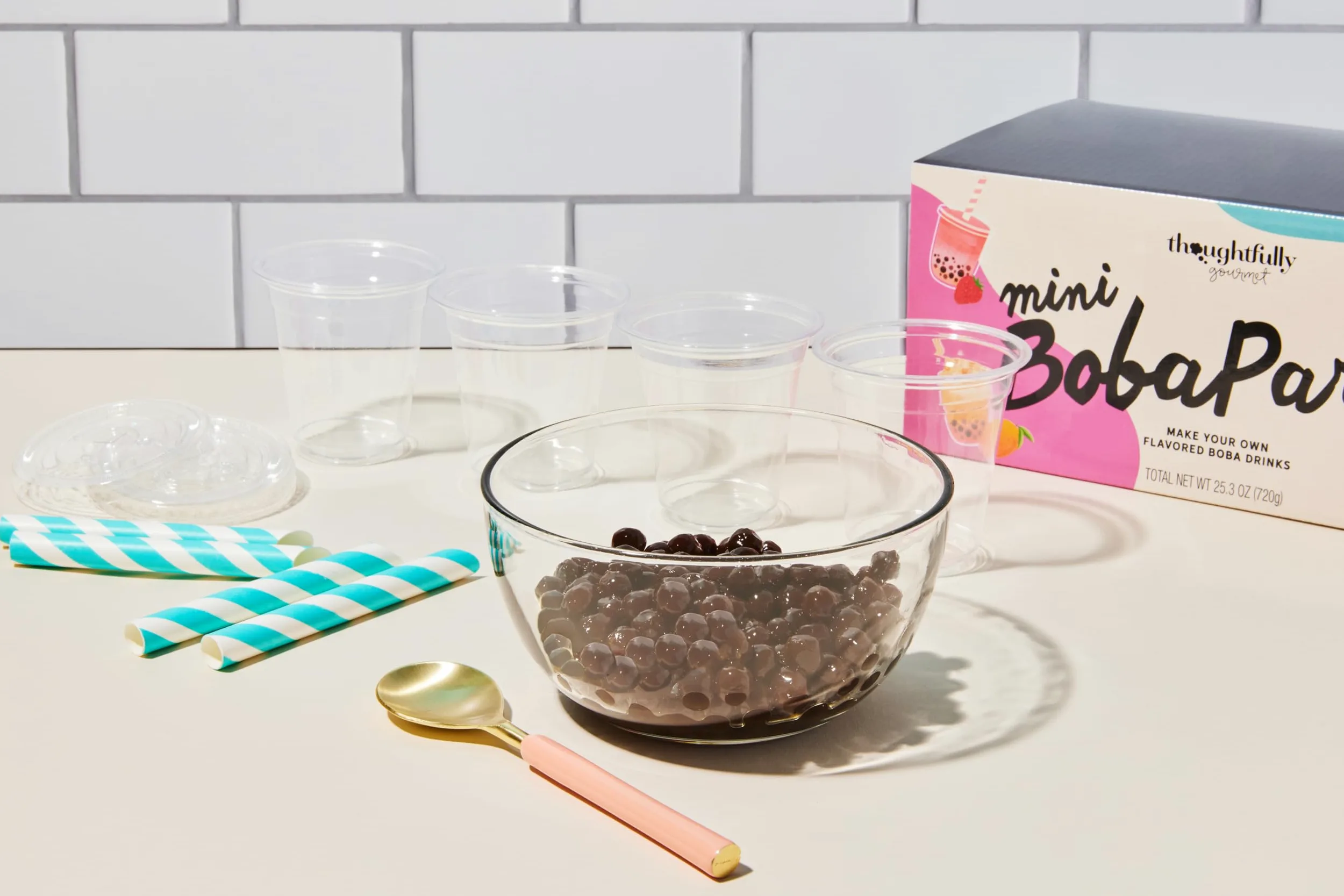 Thoughtfully Gourmet, Mini Boba Party Set, per 16 porzioni di Bubble Tea, con 4 gusti, perline Boba, tazze, coperchi e cannucce