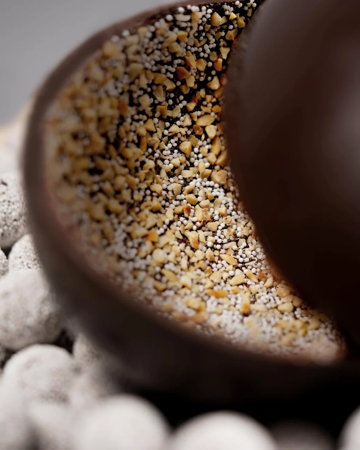 Leone dal 1857 - Uovo di Pasqua Cri Cri - Uovo di Cioccolato Fondente 70% con Granella di Zucchero e Nocciole - in Latta Regalo - Con Sorpresa - Vegano e Senza Glutine - 350g