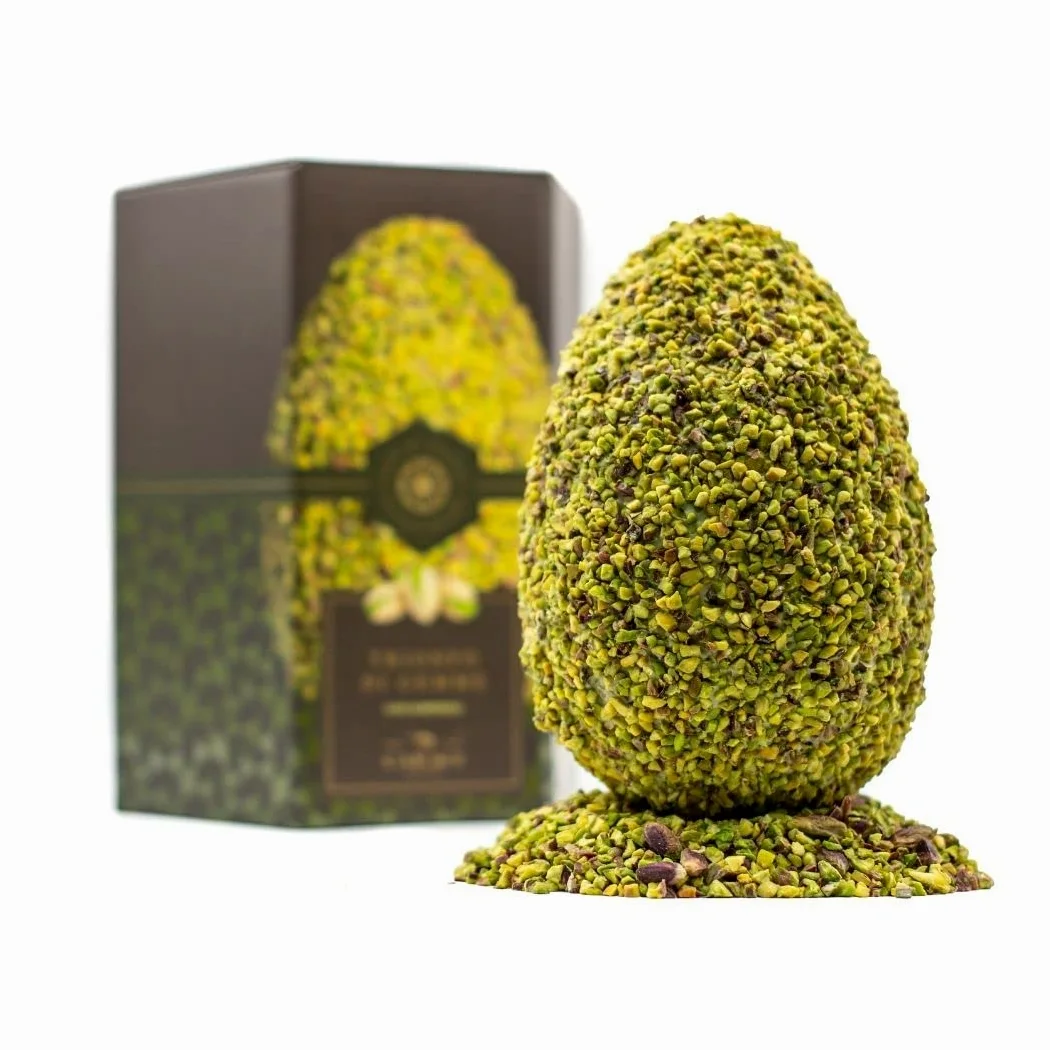 Uovo Di Pasqua al pistacchio con sorpresa all'interno in elagente scatola regalo. Realizzato con pregiato cioccolato senza l'utilizzo di surrogato. Prodotto di qualità