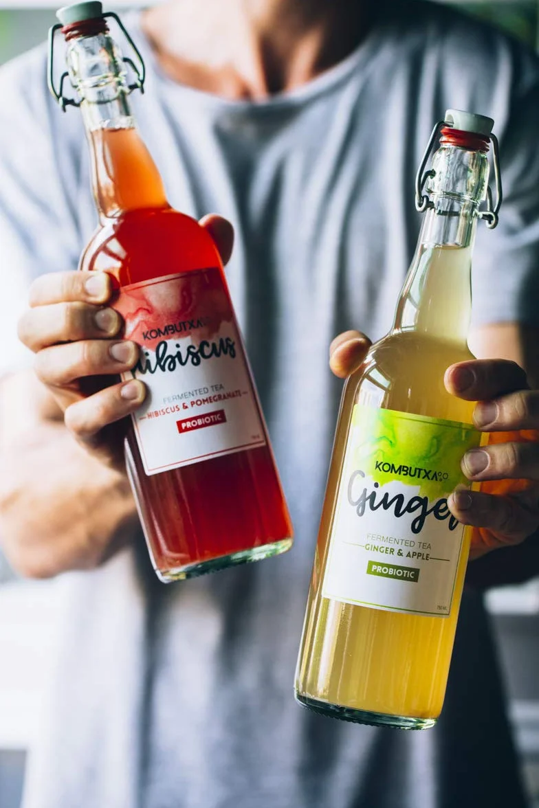 KOMBUTXA BEBIDA TE KOMBUCHA ORGANICA - Confezione da 6ud di 750ml | Sapore Ibisco e Melograno 3ud e Zenzero e mela 3ud | Bevanda Energetica al Tè Fermentato Biologico | Senza Zuccheri Aggiunti