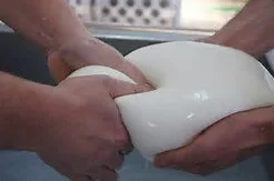 MOZZARELLA DI BUFALA DOP FIOR DI LATTE DA 1 Kg. LAVORAZIONE ARTIGIANALE PRODOTTO FATTO A MANO