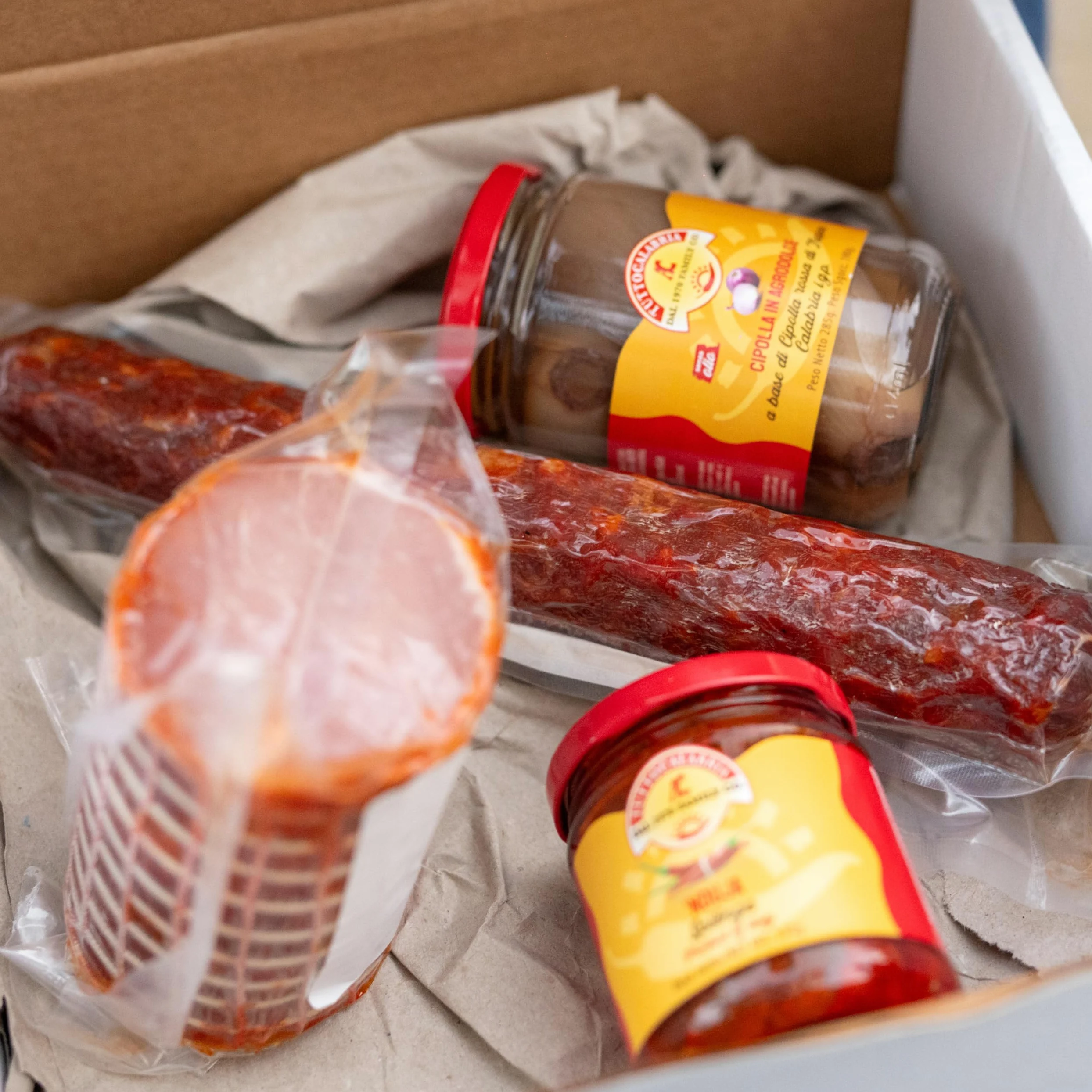 Pizza Kit Calabrese Box Regalo: Salamino, Filetto Casareccio, Cipolla Rossa di Tropea, Nduja di Spilinga - Specialità Gastronomiche per Aperitivi, Pizza e Panini - Sapori Mediterranei