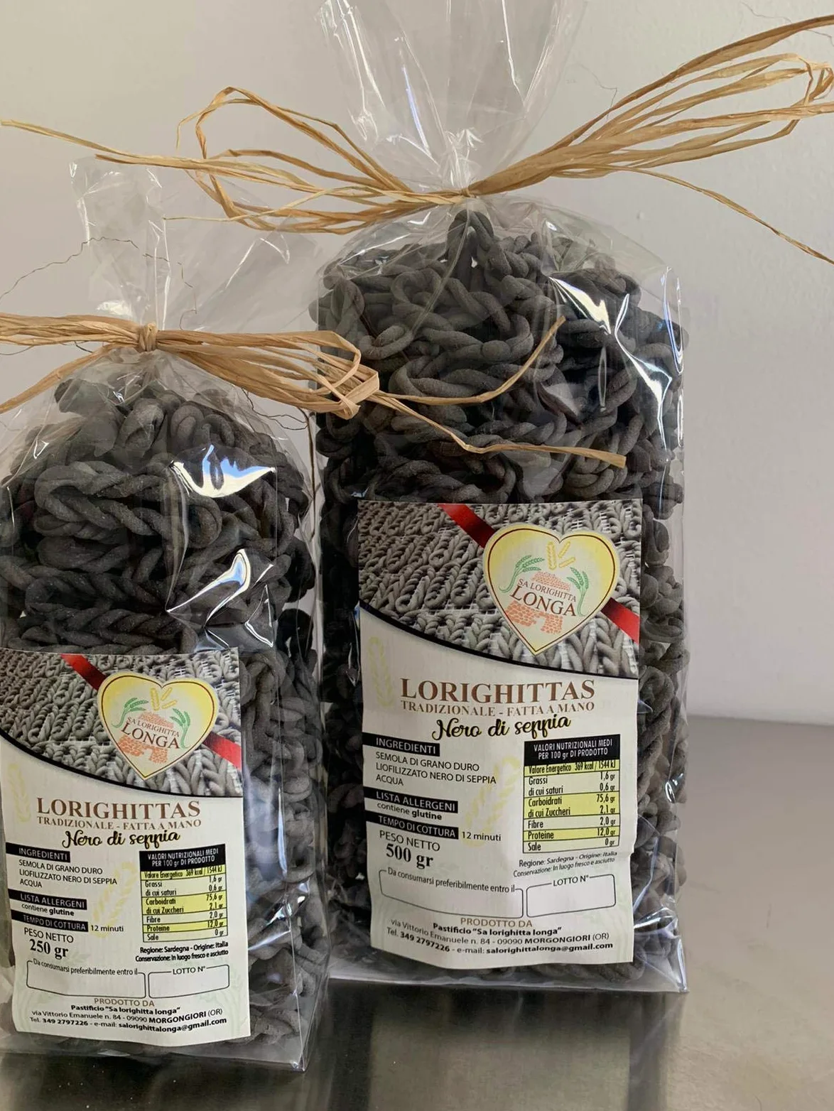 Lorighittas al nero di seppia. 5 x 500 gr. Anelli di pasta di grano duro arrotolati e uniti a mano. Nati dalla cura dei pastificatori di Morgongiori. Sa Lorighitta Longa