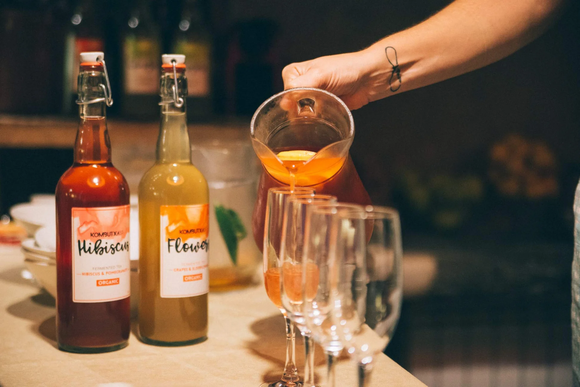 KOMBUTXA BEBIDA TE KOMBUCHA ORGANICA - Confezione da 6ud di 750ml | Sapore Ibisco e Melograno 3ud e Zenzero e mela 3ud | Bevanda Energetica al Tè Fermentato Biologico | Senza Zuccheri Aggiunti