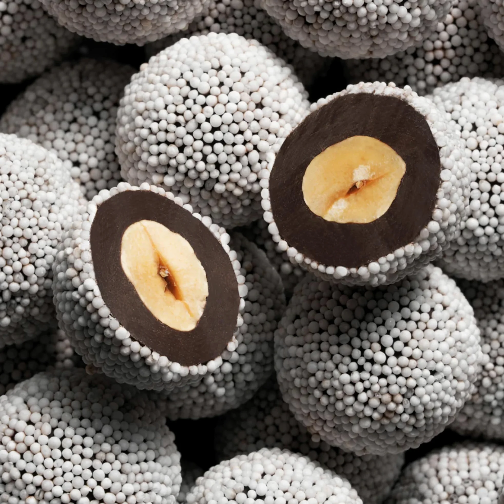 Leone dal 1857 - Latta Cuore - Cri Cri Torinesi Cioccolato Fondente - Collezione Love Pattern - Nocciola Ricoperta di Cioccolato e Granella di Zucchero - Vegano e Senza Glutine - 100gr