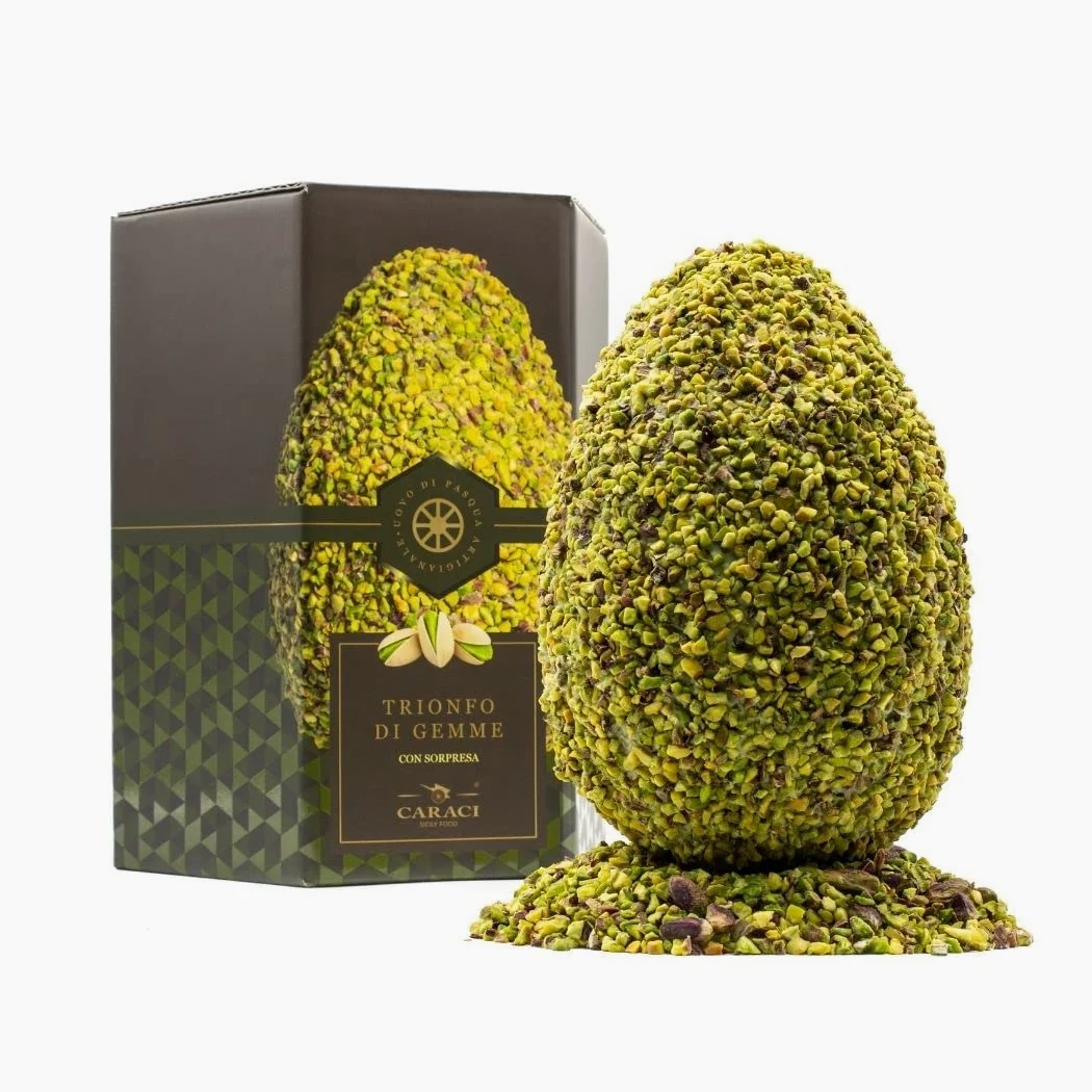 Uovo Di Pasqua al pistacchio con sorpresa all'interno in elagente scatola regalo. Realizzato con pregiato cioccolato senza l'utilizzo di surrogato. Prodotto di qualità