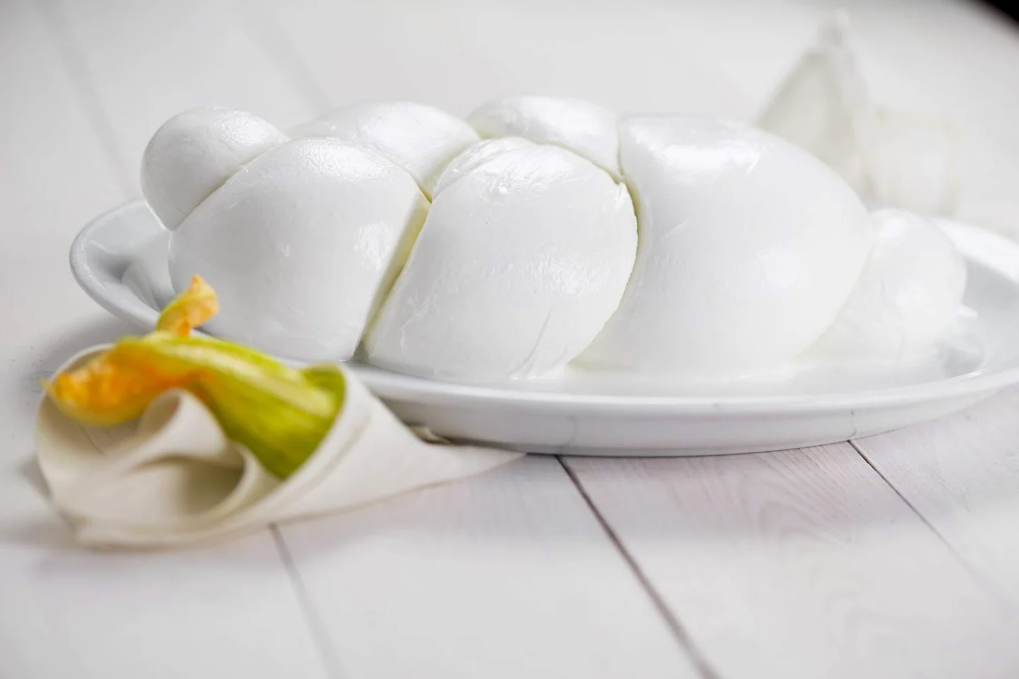 Mozzarella Aversana 100% latte di bufala fresco appena munto (Mozzarella di bufala treccia 2 da 500 grammi)