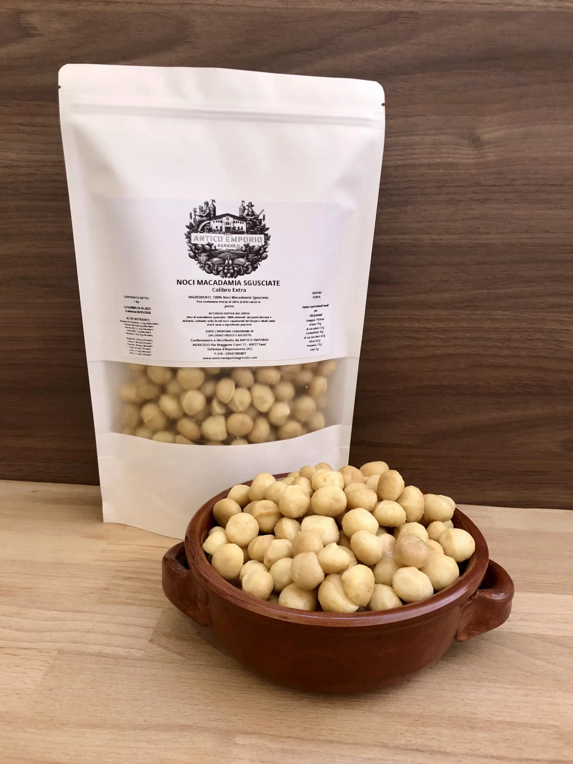 Noci Macadamia del Kenya Sgusciate - Calibrate - 100% NATURALI Senza Conservanti, Senza Sale e non Tostate - Confezione da 1 Kg in Sacchetto di Kraft Richiudibile