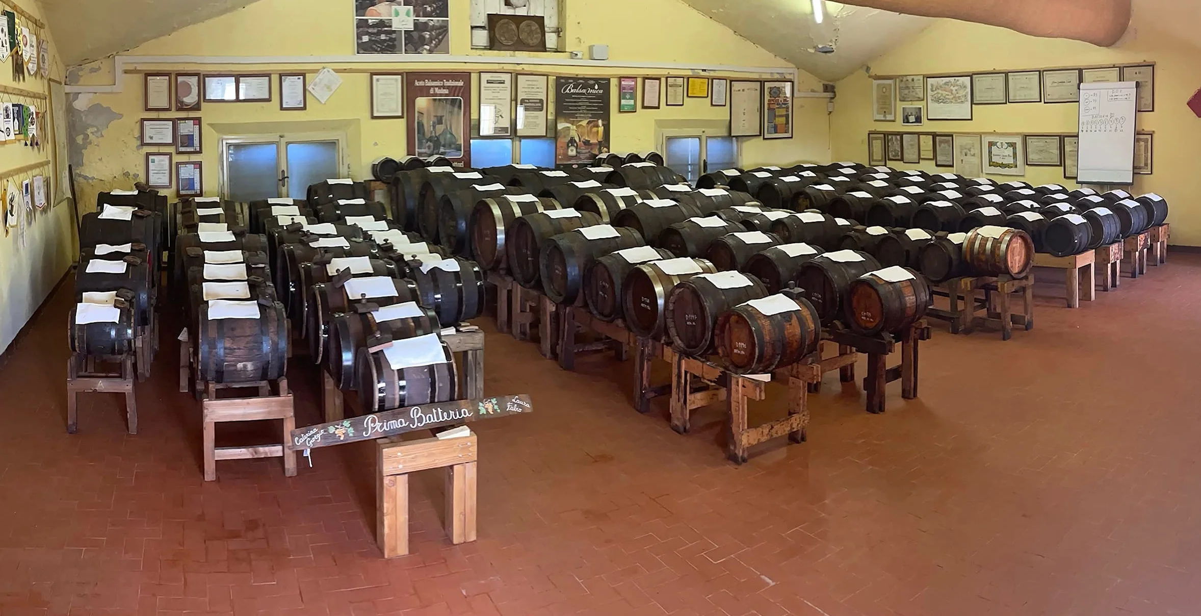 GAMBIGLIANI ZOCCOLI – ACETO BALSAMICO TRADIZIONALE DI MODENA CERTIFICATO D.O.P. OLTRE 25 ANNI D'INVECCHIAMENTO. Confezionato nel cofanetto ufficiale del consorzio produttori Antiche Acetaie