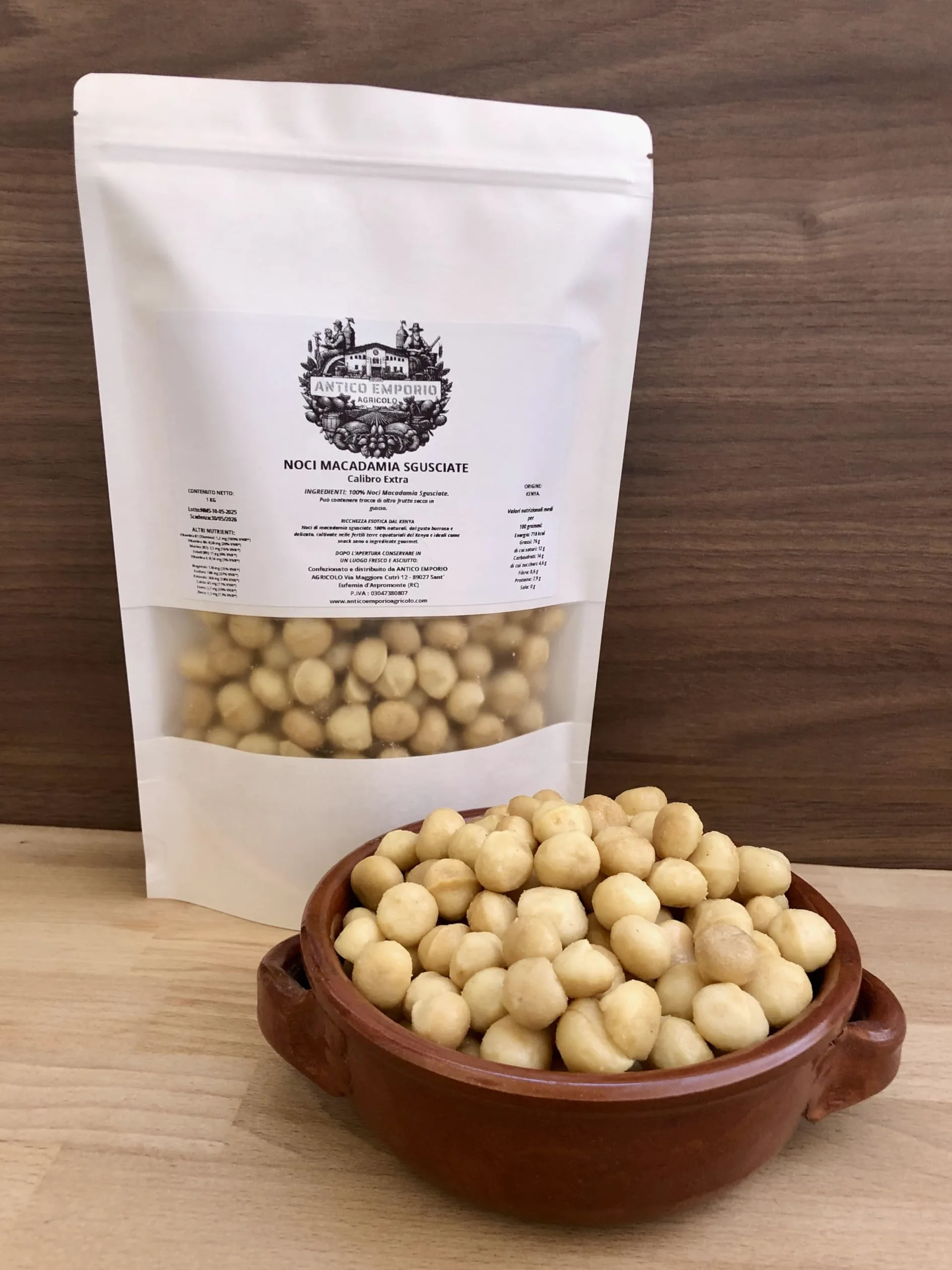 Noci Macadamia del Kenya Sgusciate - Calibrate - 100% NATURALI Senza Conservanti, Senza Sale e non Tostate - Confezione da 1 Kg in Sacchetto di Kraft Richiudibile