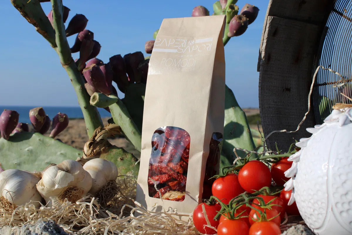 Pomodori Secchi Salentini - Essiccati al Sole - 100% Naturali e Senza Conservanti - Ideali per Cucina Mediterranea - Confezione da 1kg