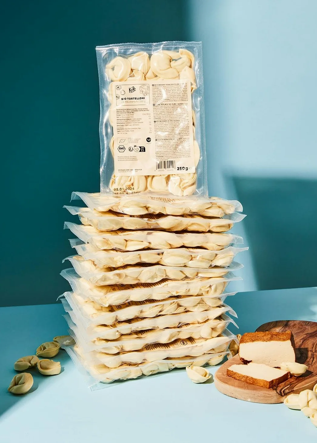 KoRo - Tortelloni con ripieno di tofu affumicato bio 250 g - Facili e veloci da preparare - Vegani - Qualità biologica - Si conservano senza refrigerazione