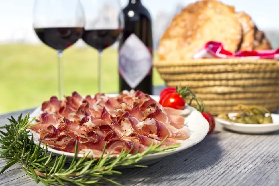 GUSTOS - Speck Alto Adige IGP , squadrato intero - 4,5 KG. Affumicato Stagionato e Sottovuoto, Per i veri amanti dello Speck che non vogliono restarne mai senza