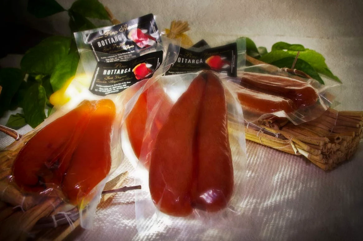 200 gr - Bottarga di muggine lavorata a Cabras. Abbiamo selezionato per te le migliori uova di muggine lavorate dall'artigiano Pino Spanu, che usa una ricetta di famiglia immutata da generazioni