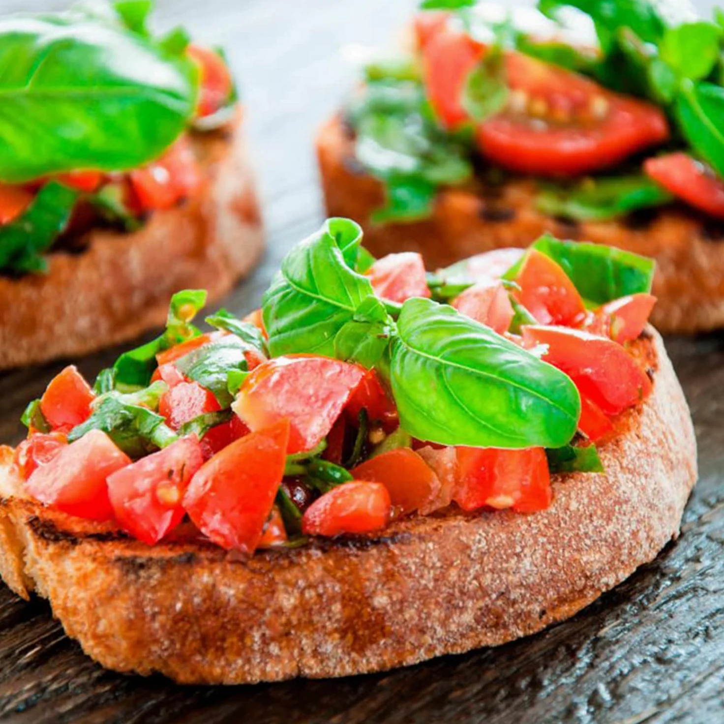 Olio extra vergine d'oliva IGP Toscano PrimOli prodotto e imbottigliato in Toscana, fruttato pieno e persistente, ideale usato a crudo su zuppe rustiche, selvaggina e bruschette, 3x500 ml