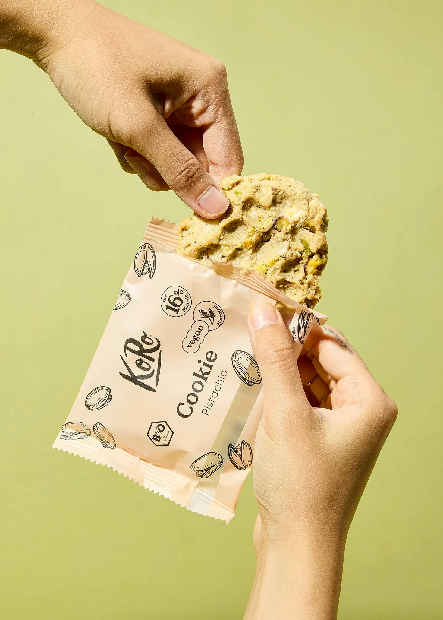 KoRo - Biscotto al pistacchio bio | 12 x 50 g - senza glutine e vegan - con cioccolato bianco, anacardi e pistacchi - qualità bio