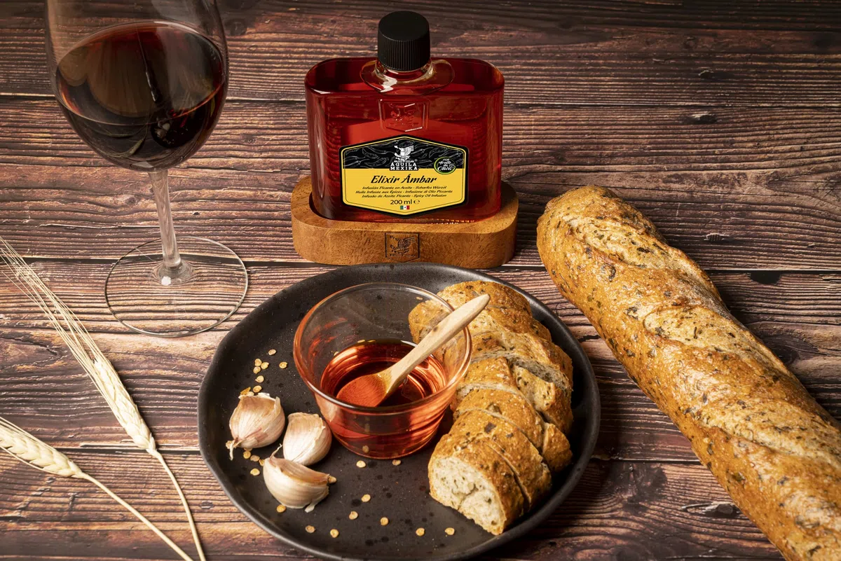 ÁGUILA MEXIKA | Elíxir Ámbar - Infusione naturale di Olio Piccante di 3 varietà di peperoncino messicano: Chipotle, Morita & 'Rojo de Árbol', e Aglio, in Olio Vergine d'Oliva.