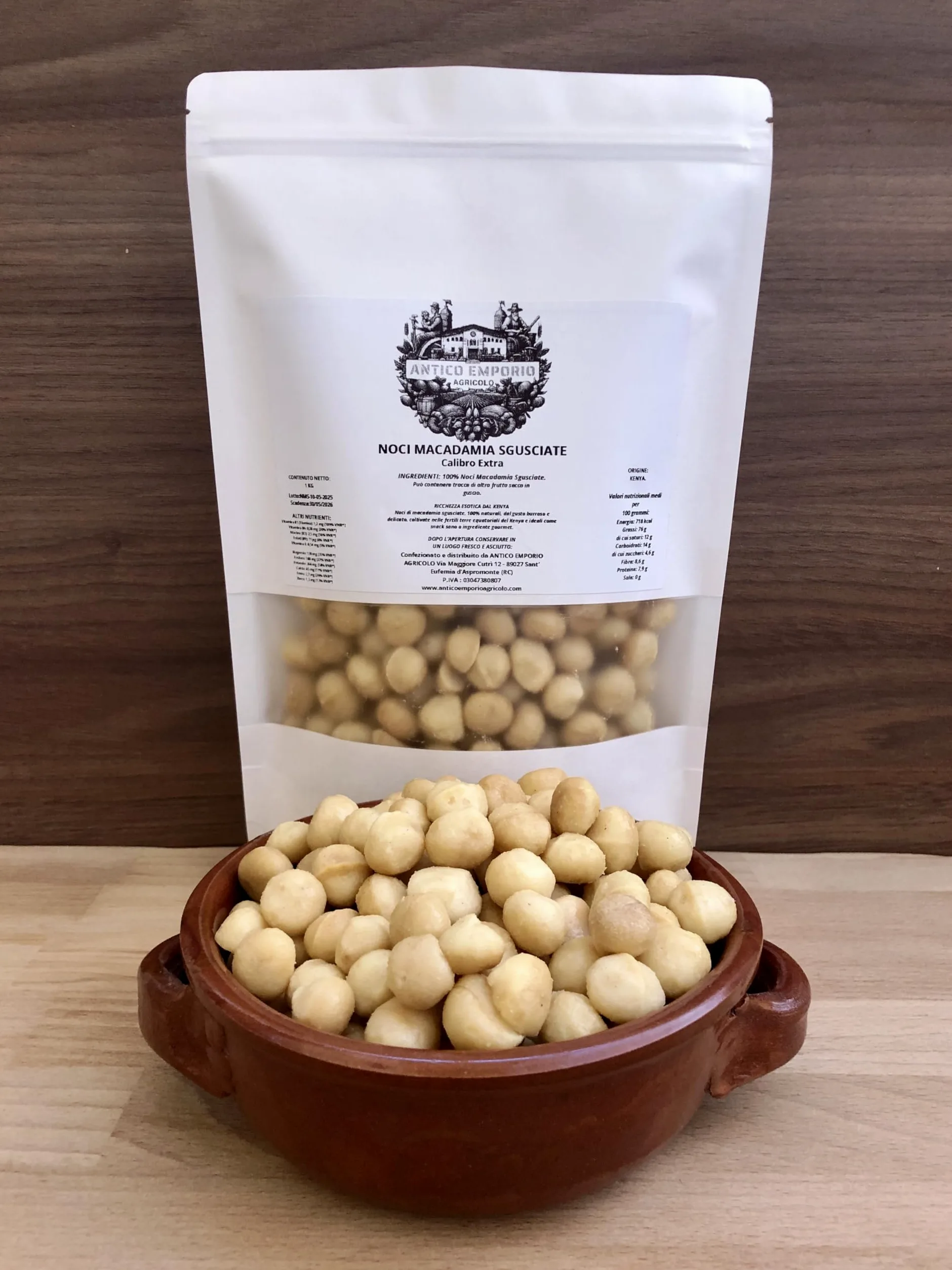 Noci Macadamia del Kenya Sgusciate - Calibrate - 100% NATURALI Senza Conservanti, Senza Sale e non Tostate - Confezione da 1 Kg in Sacchetto di Kraft Richiudibile