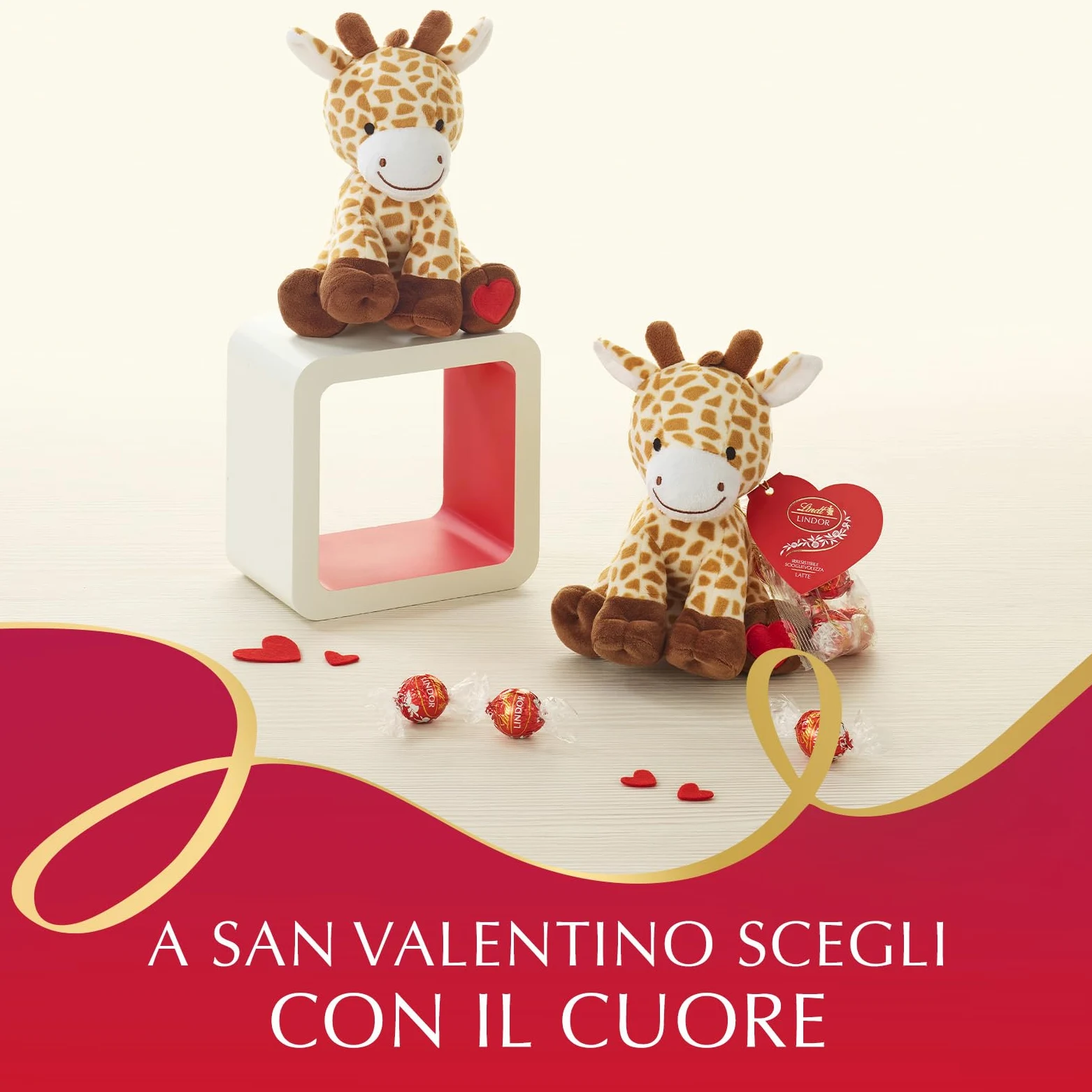 Lindt San Valentino Peluche Cucciolo Giraffa con Cioccolatini LINDOR al Latte, Formato 100 g